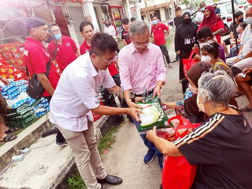 （古城版）格西当选区服务中心分发食物援助给100户家庭