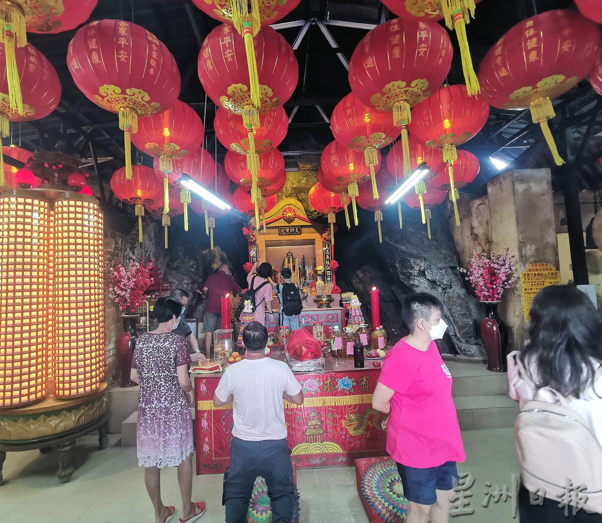 疫后“松绑”首个春节，庙宇重现鼎盛人潮