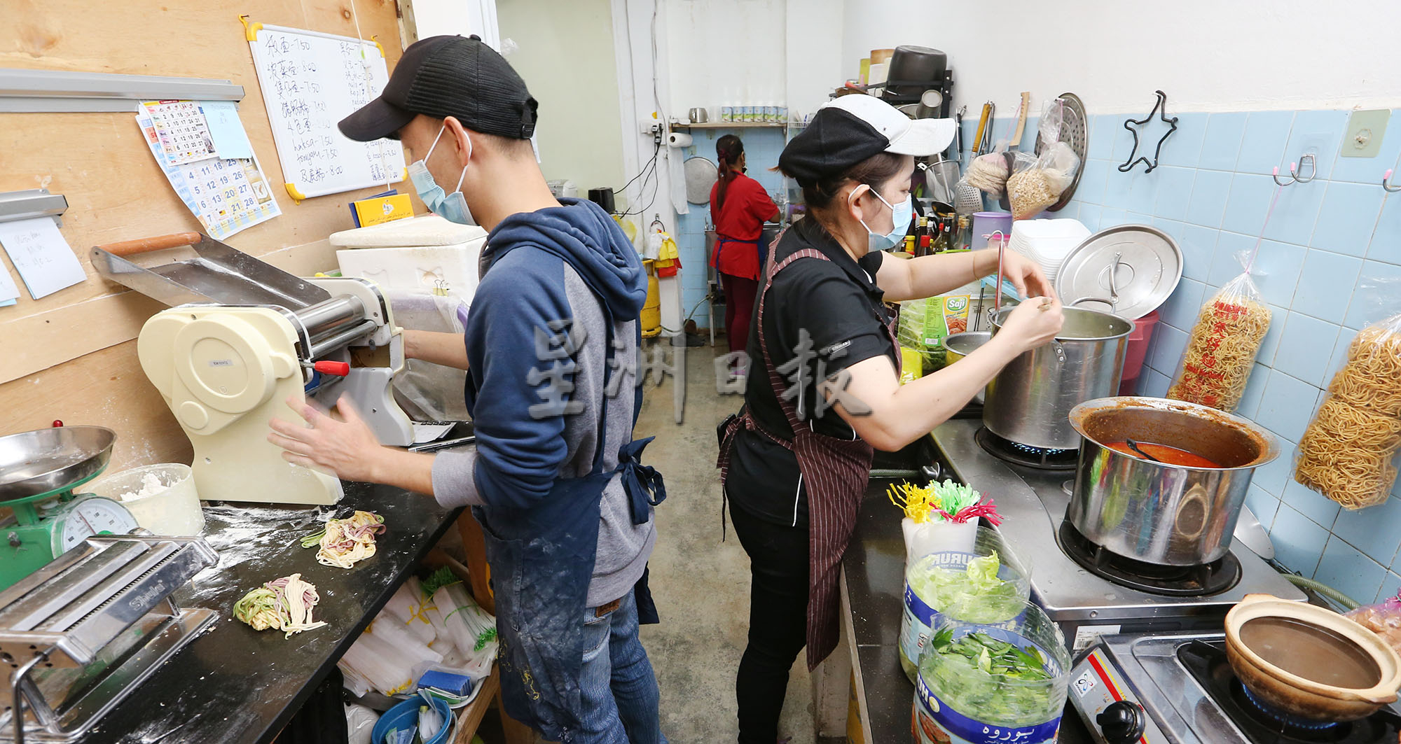 【人氣美食】／金馬侖住家式板面  彩虹四色最討喜