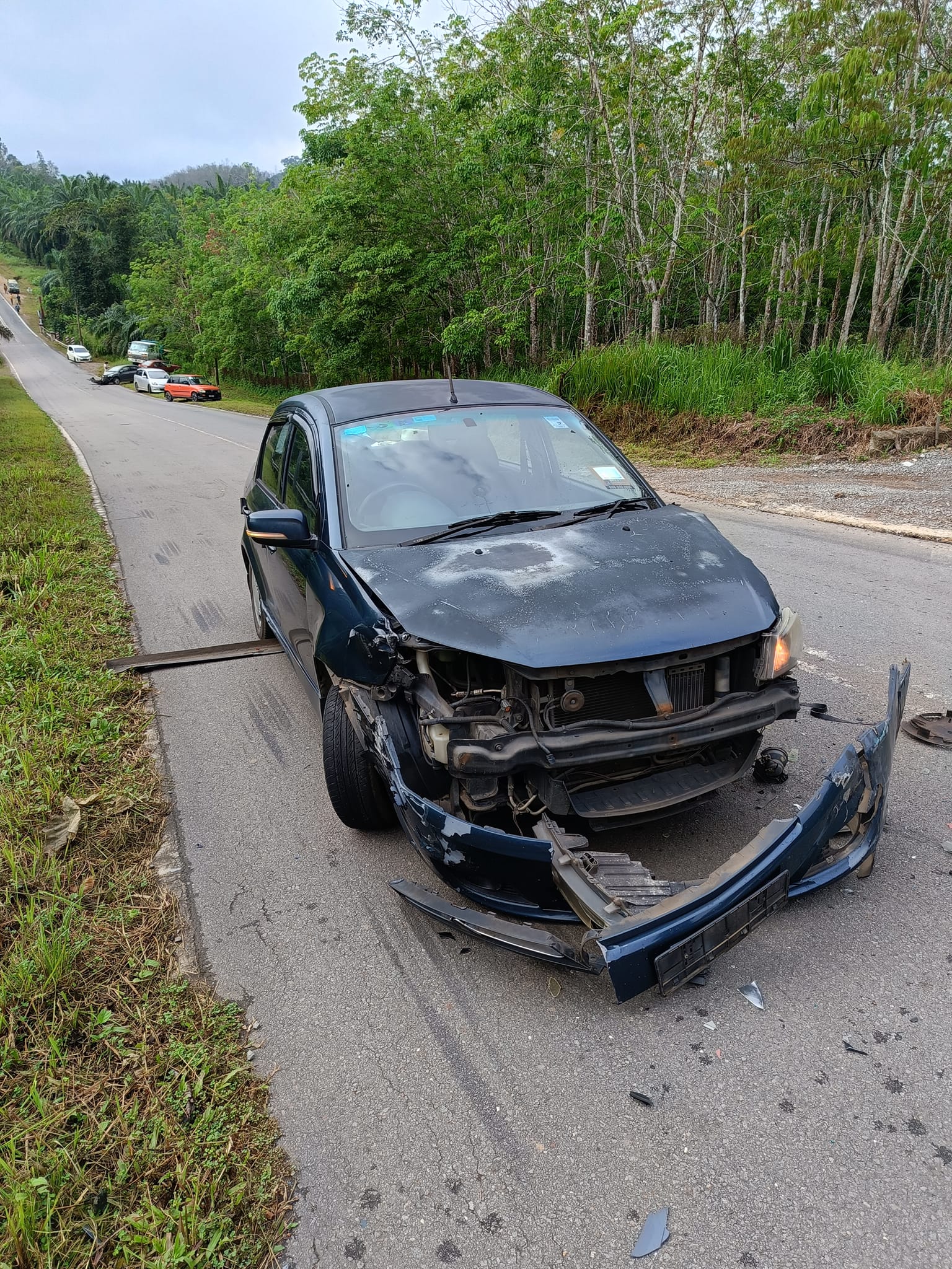 羅裡上斜坡不知何故失控後退撞5轎車 幸無人受傷