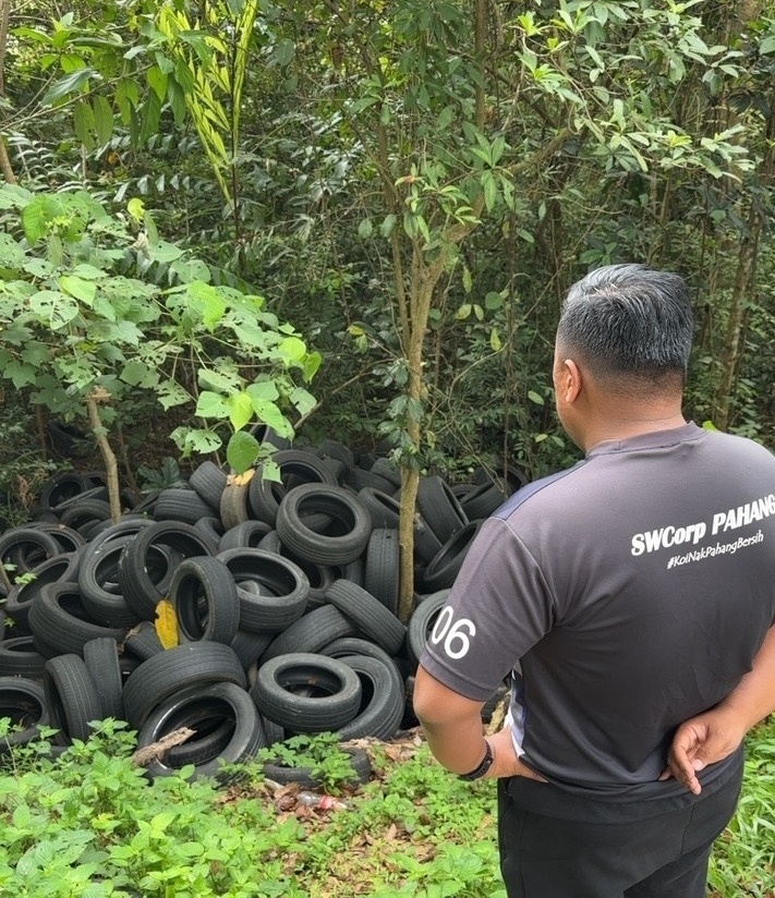 东：文德甲高原住宅区通往甘榜查汀的道路旁，被发现有大量二手旧轮胎丢弃在该处。