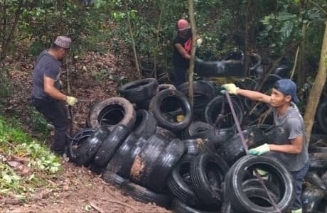 東：文德甲高原住宅區通往甘榜查汀的道路旁，被發現有大量二手舊輪胎丟棄在該處。