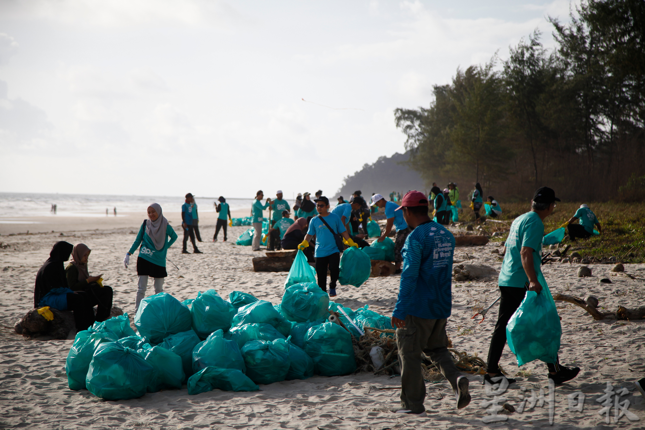 东：登州政府子公司EPIC与非政府组织“Geng Plastik Ija”及登嘉楼马来西亚大学环保团体“绿色战士”联合举行清洁沙滩活动，在短短3个小时共清理了超过1公吨的垃圾。