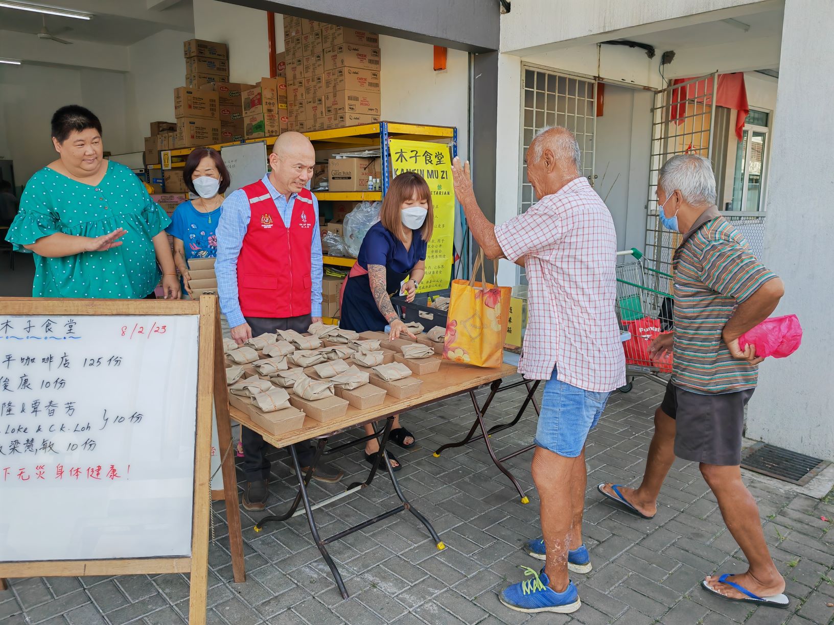 大都会/林立迎参与木子食堂派送免费素食便当