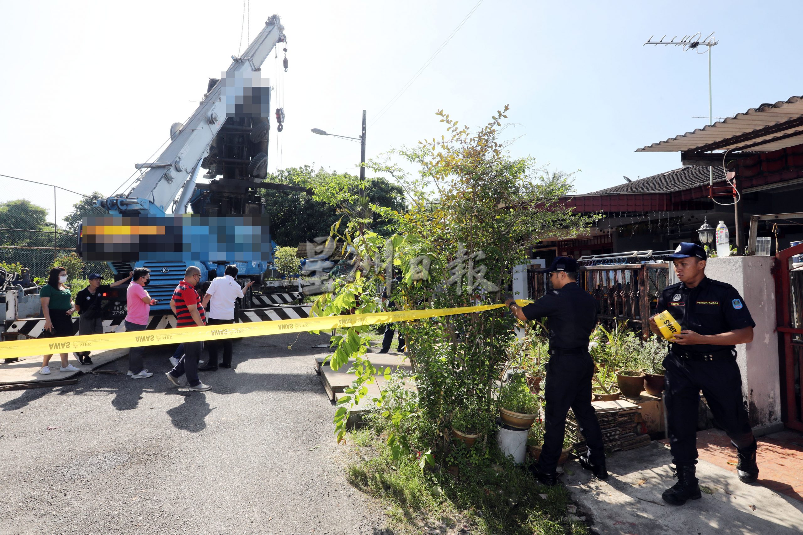 大都会/跟进吊车倒立事件