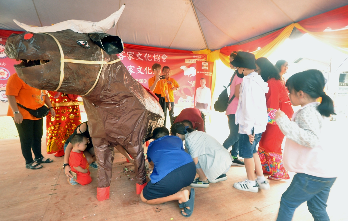 客家文化节重现传统习俗 “打春牛”盼丰收