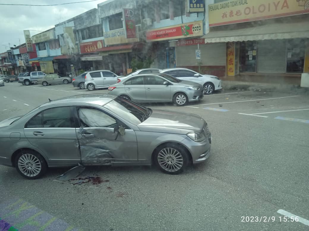 柔：皇后花园呼鲁巴浪三岔路口发生车祸，居民促进出路口提高警惕