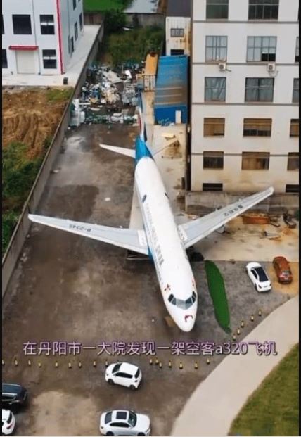 江苏小区惊现空巴A320 