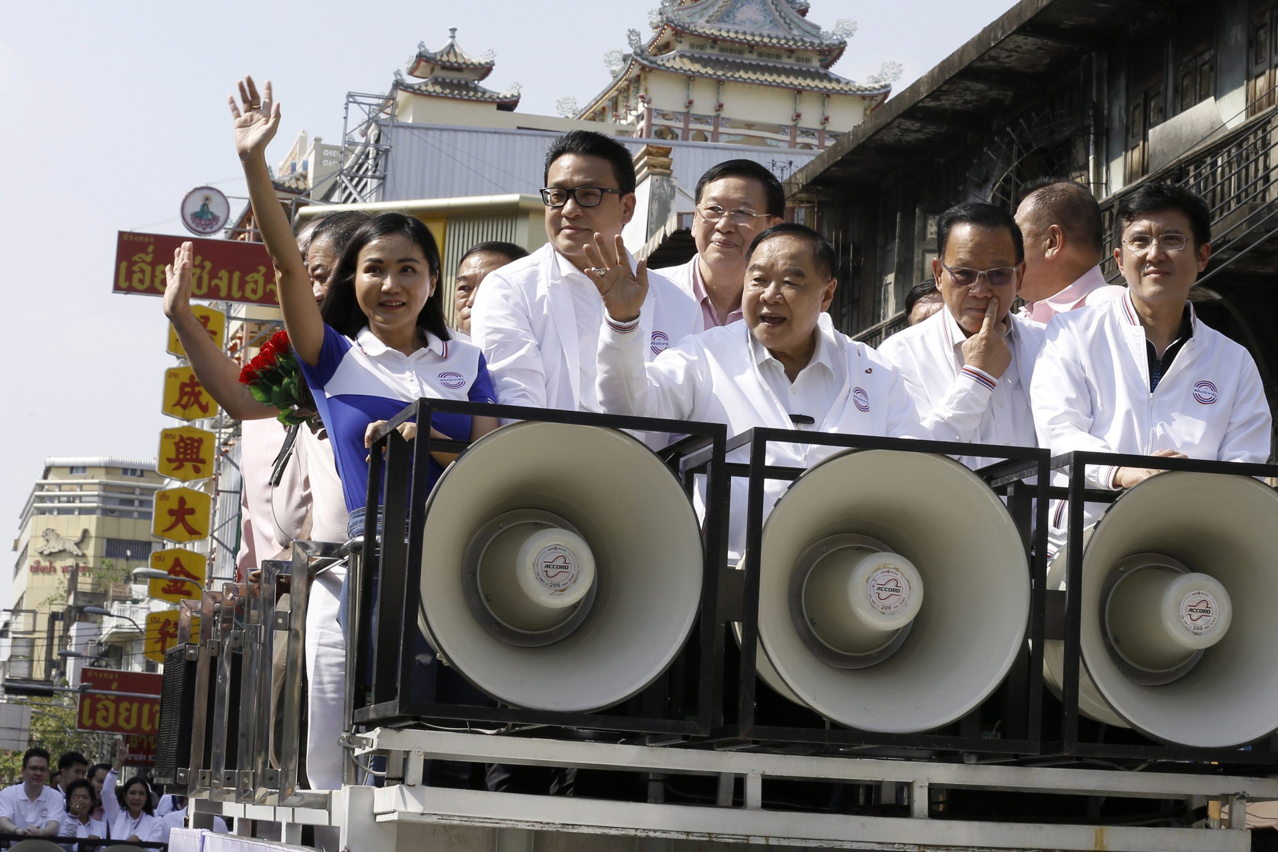 访曼谷多处“吉地”会见选民 帕拉维祈求当选首相