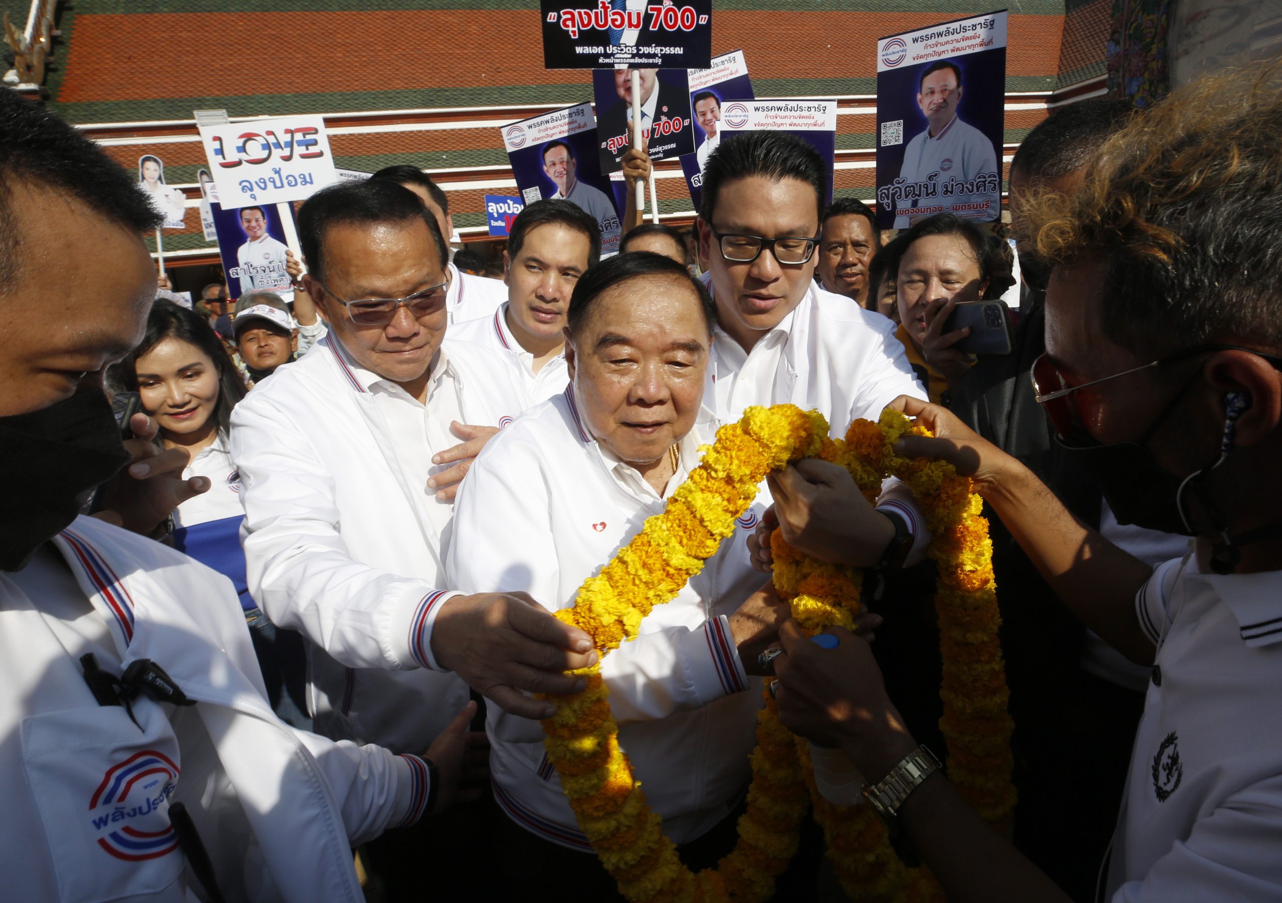 访曼谷多处“吉地”会见选民 帕拉维祈求当选首相