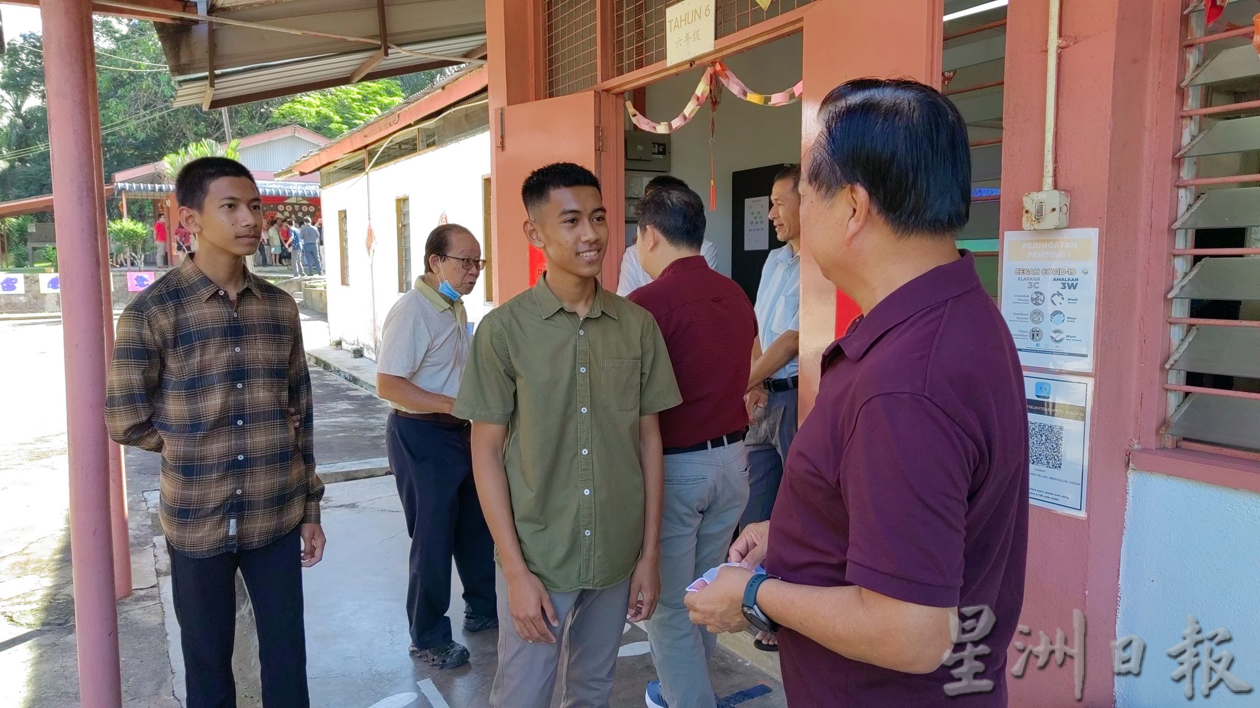 （大北马）巫裔校友返校标准华语向退休校长问好！