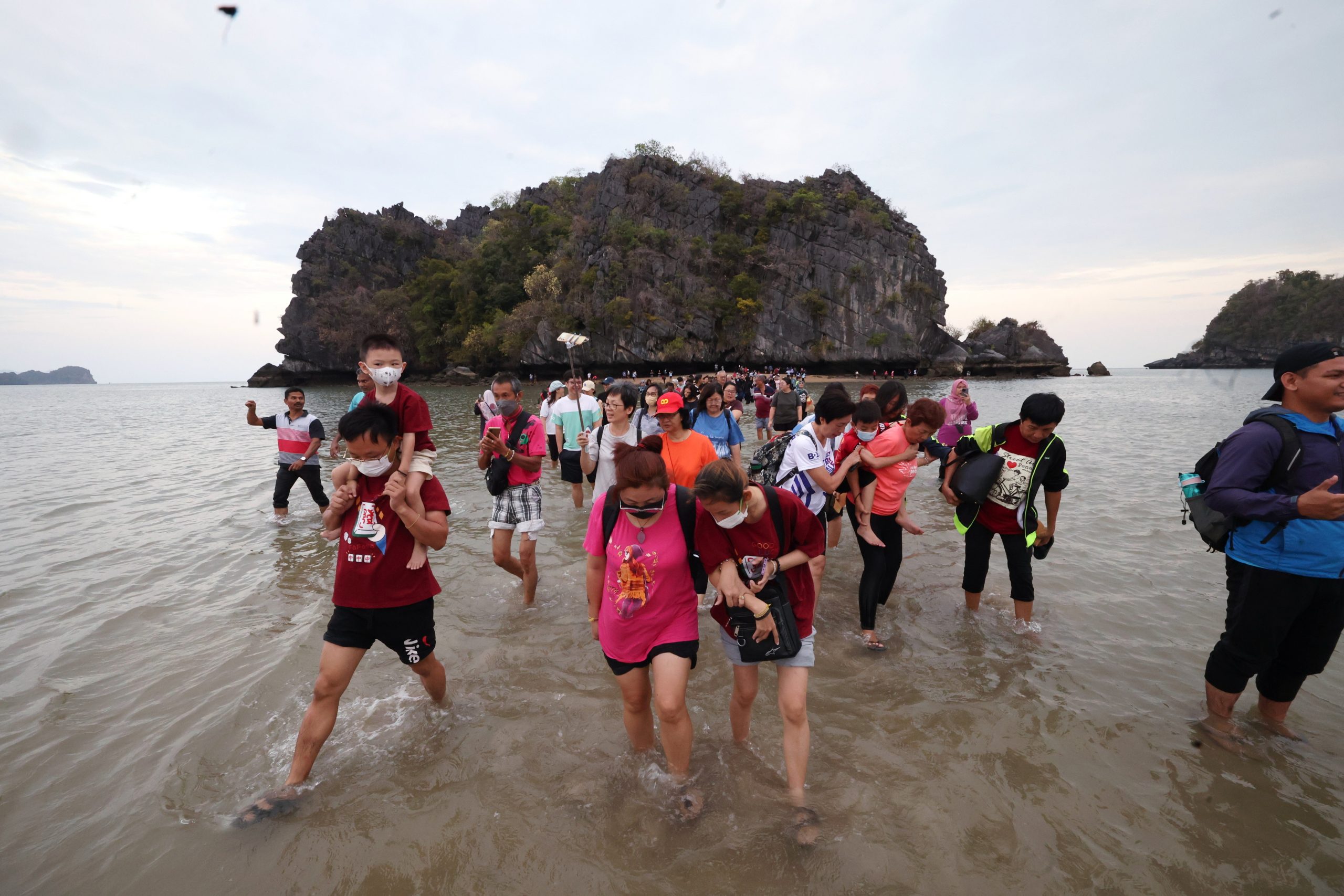 浮罗交怡丹绒鲁海边浮现“海路”一大早就吸引2000游客到此一游