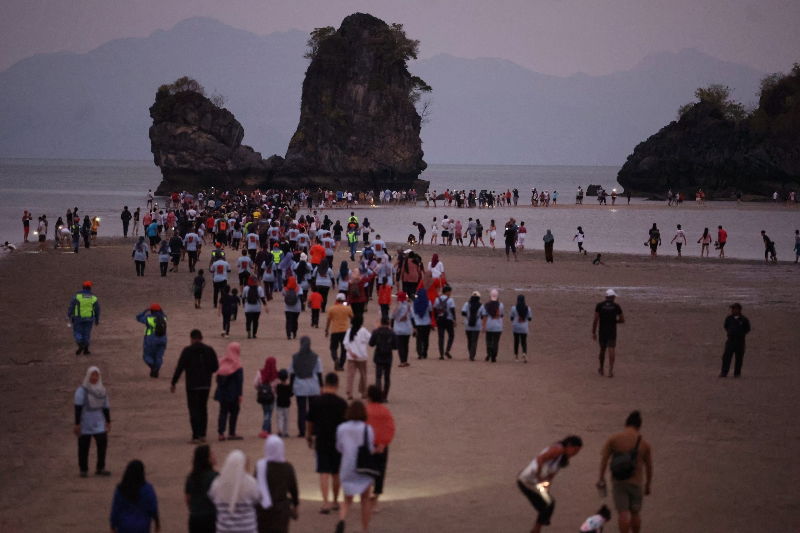 浮罗交怡丹绒鲁海边浮现“海路”一大早就吸引2000游客到此一游