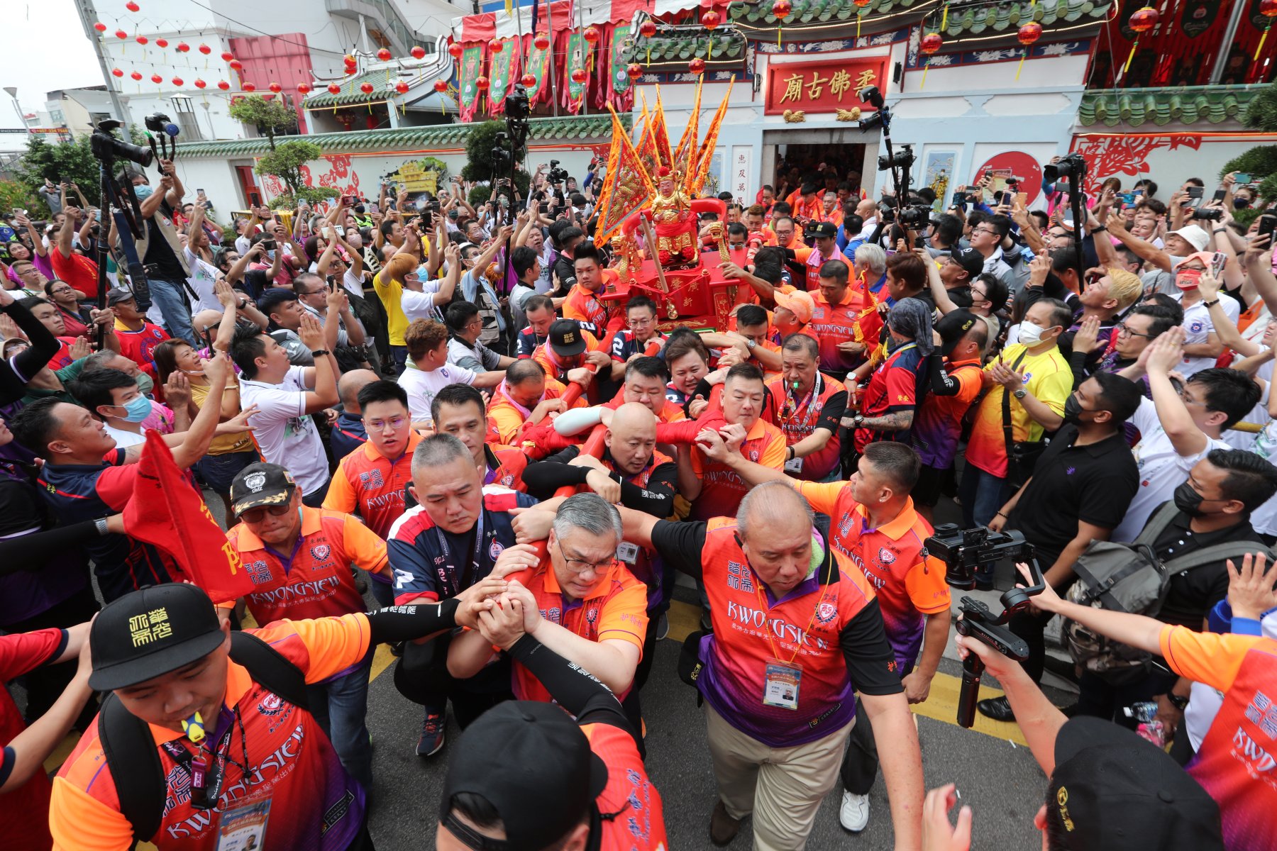 柔佛古庙游神盛会“众神出銮”，赴会人潮超疫情前一倍以上