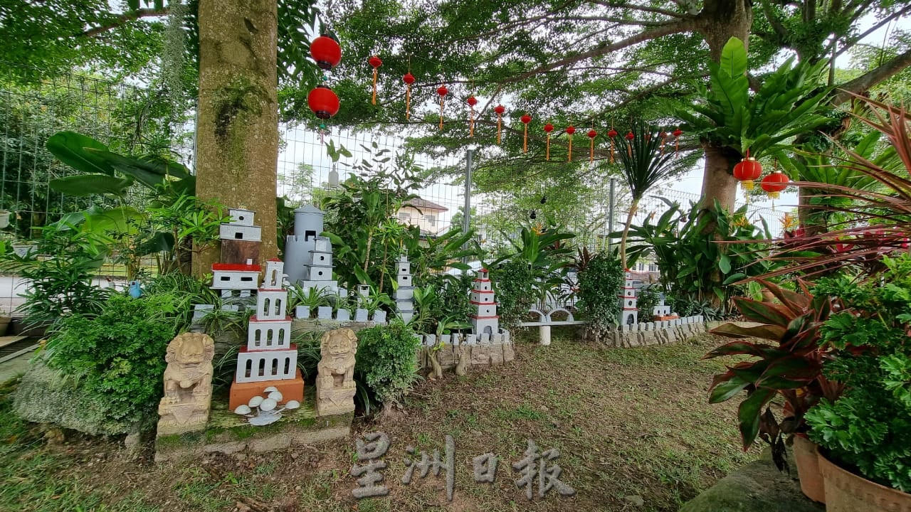 ns芙蓉：83岁老伯以汽车补土打造“万里长城”、仙鹤，布置住宅区小空地