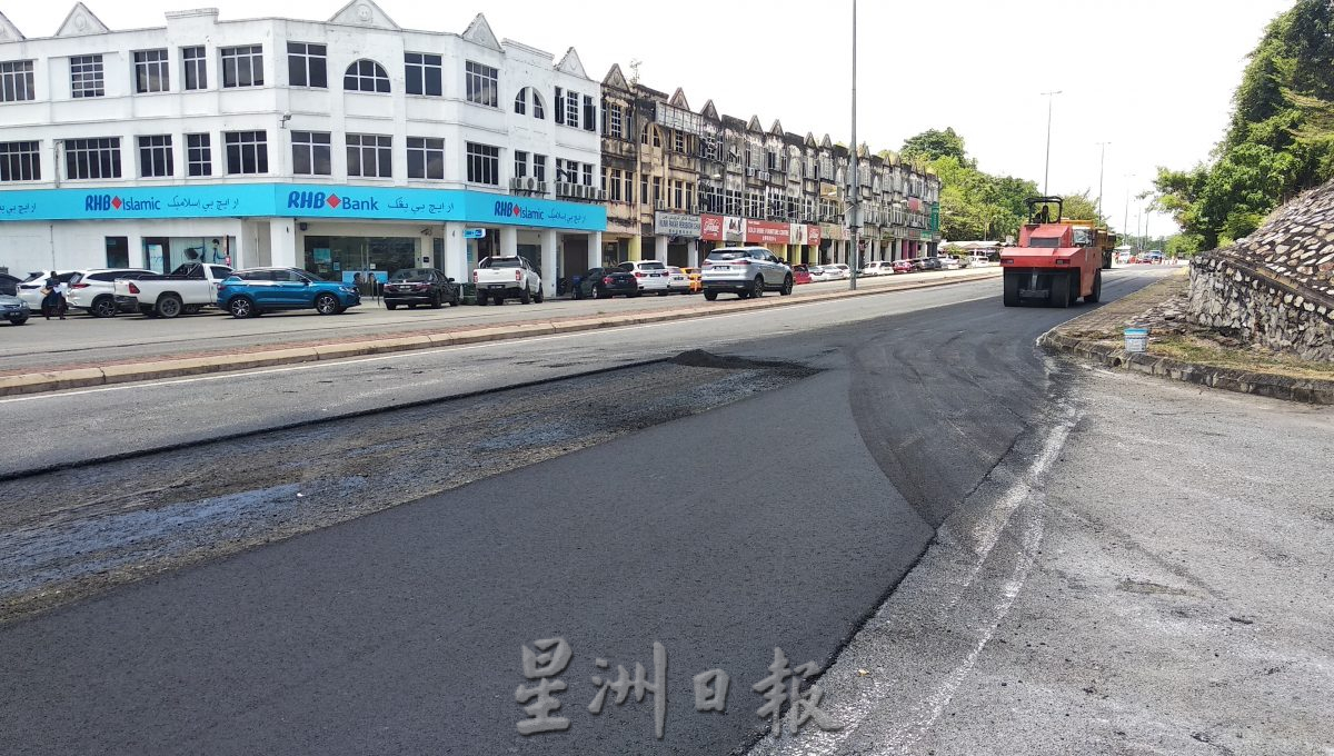 东：文德甲市区主要道路目前正投入提升工程，进行铺设全新沥青，公路使用者受促注意安全。