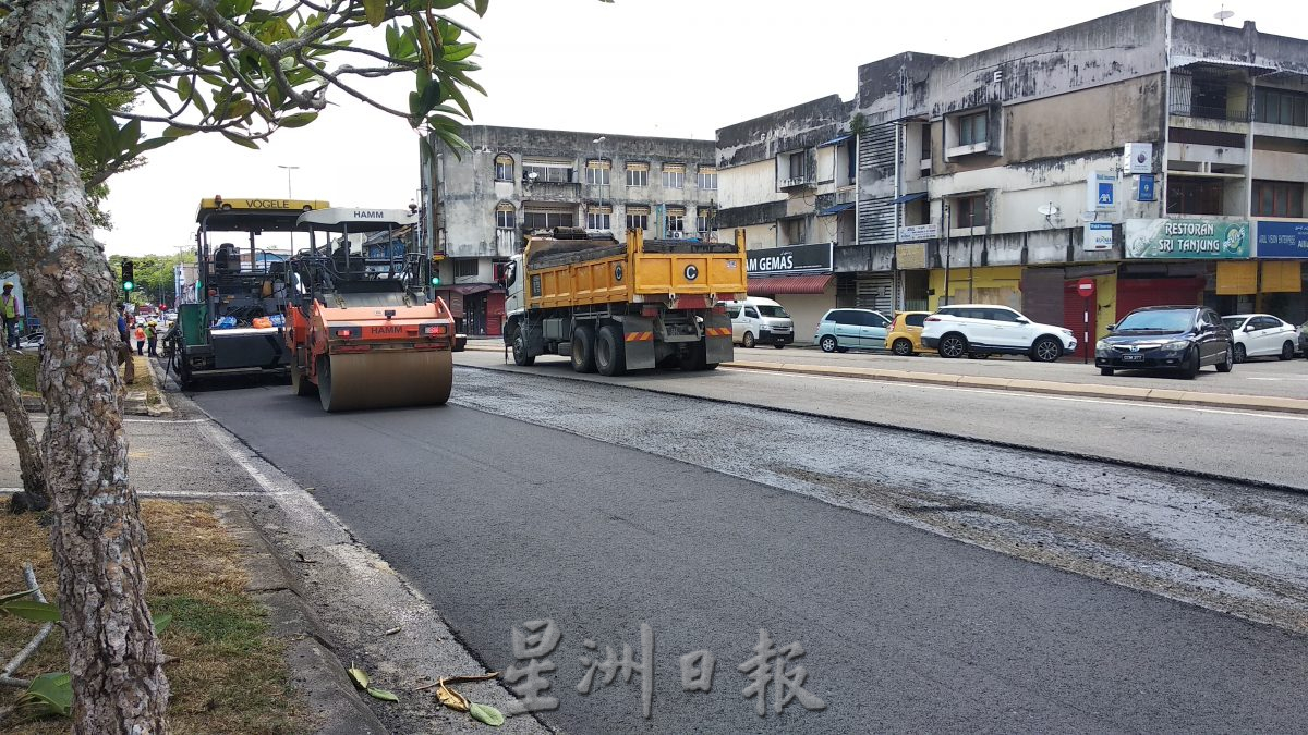 东：文德甲市区主要道路目前正投入提升工程，进行铺设全新沥青，公路使用者受促注意安全。