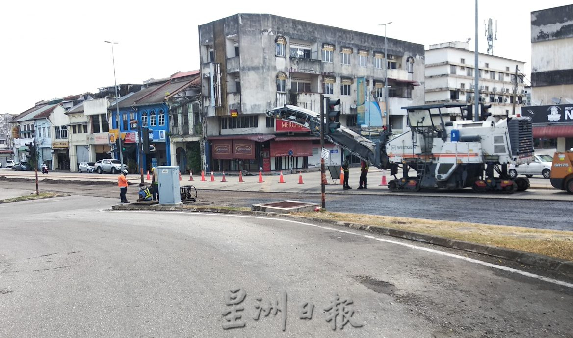 东：文德甲市区主要道路目前正投入提升工程，进行铺设全新沥青，公路使用者受促注意安全。