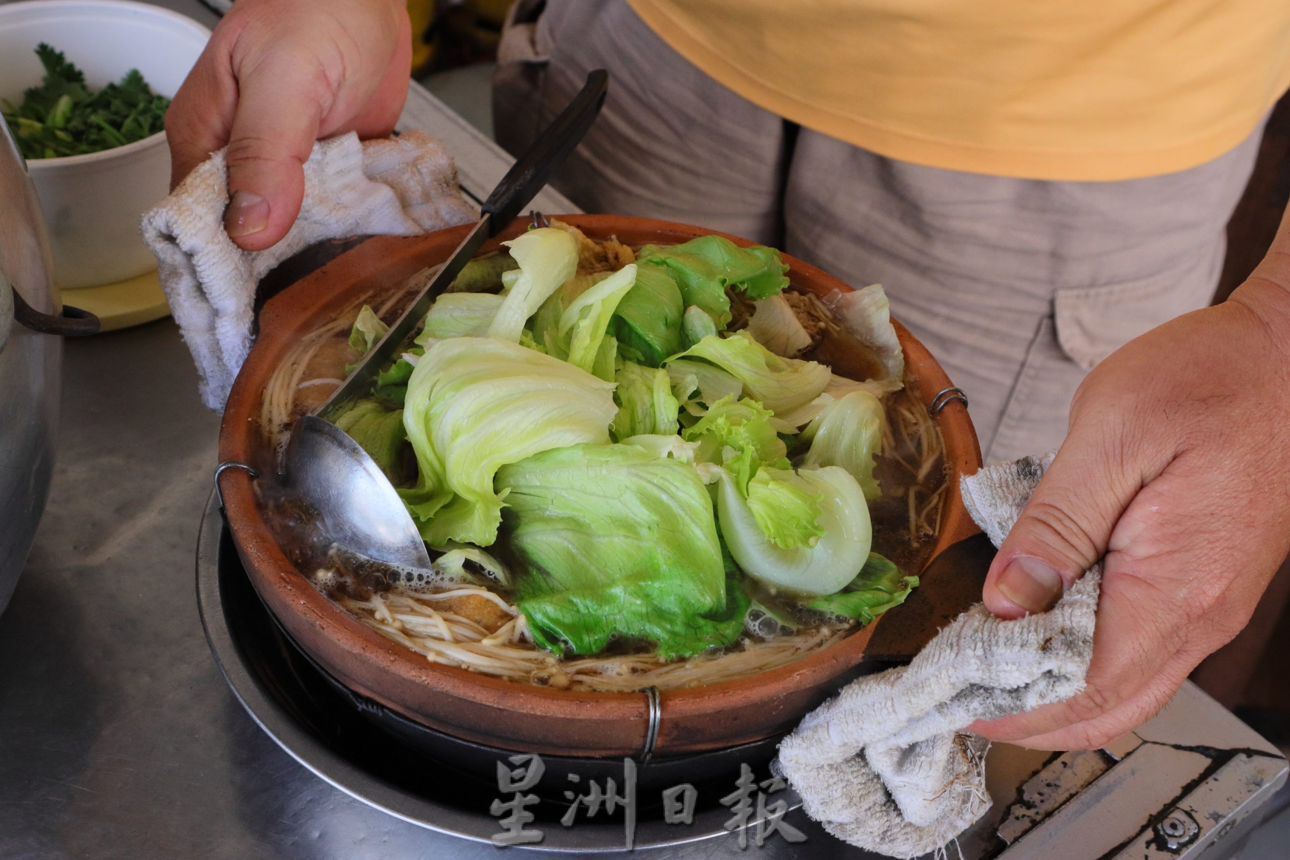 东：猪肉频涨价，肉骨茶业者生意减半。