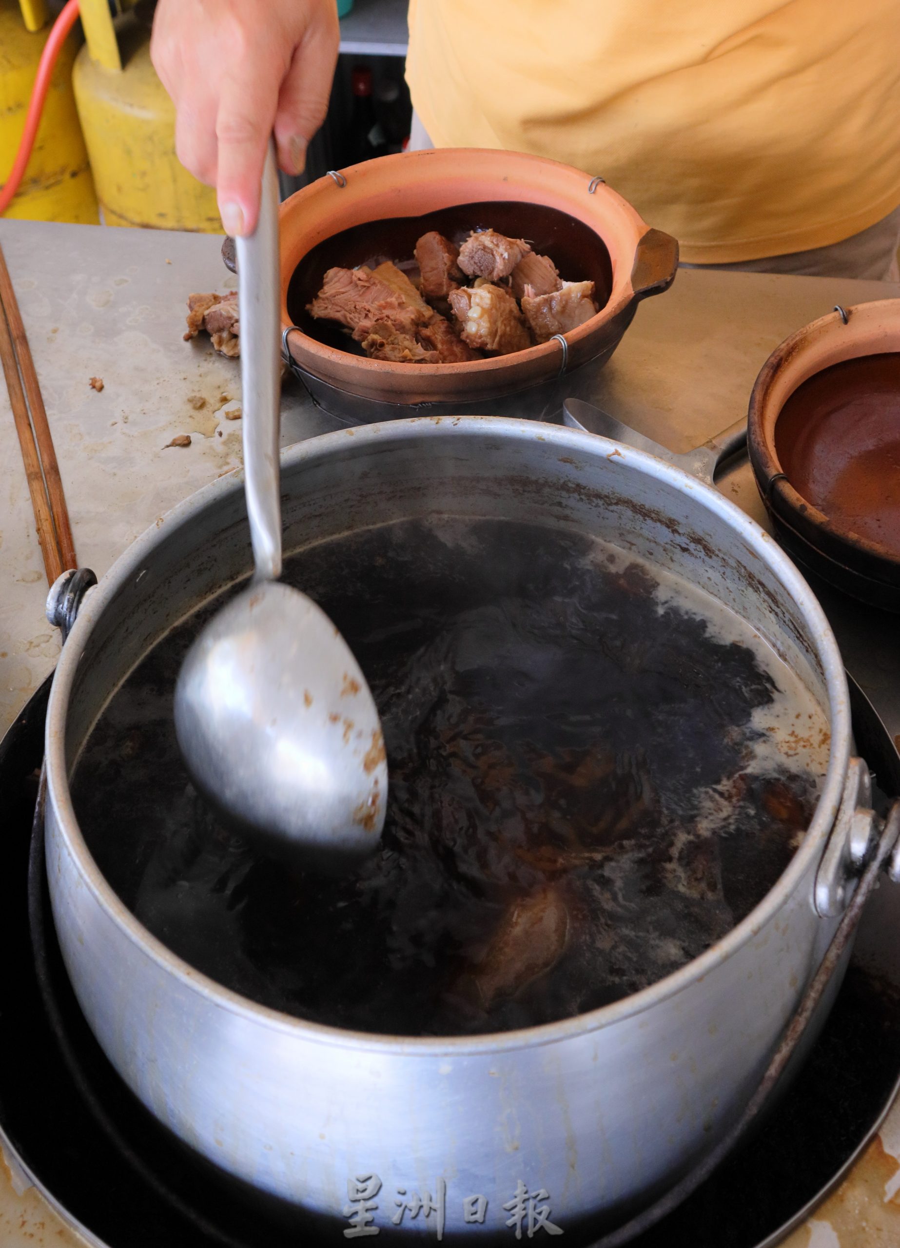 东：猪肉频涨价，肉骨茶业者生意减半。