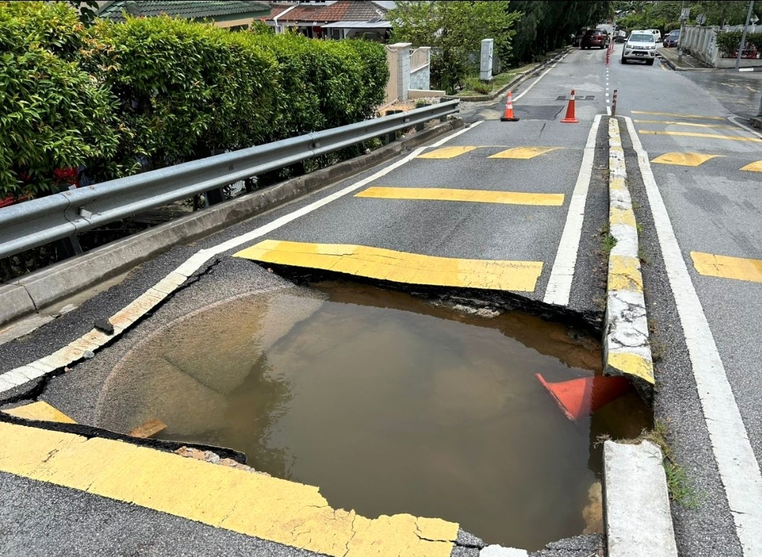 地下水管爆裂塌出大洞 杨桃岭住户料断水数小时 地方 都市动态 1840