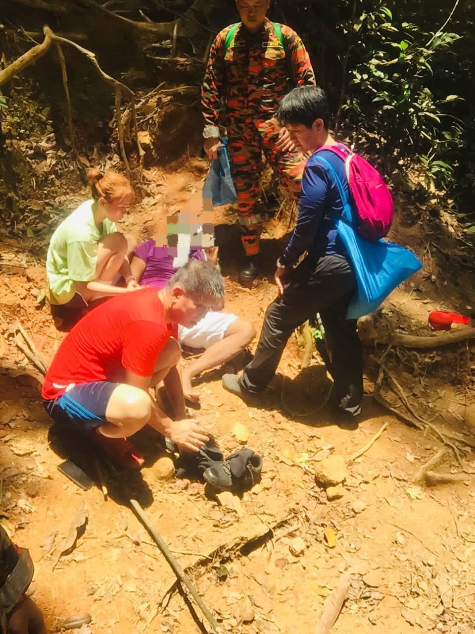 **已签发**柔：50岁登山客呼吸困难，消拯人员抬下山送医