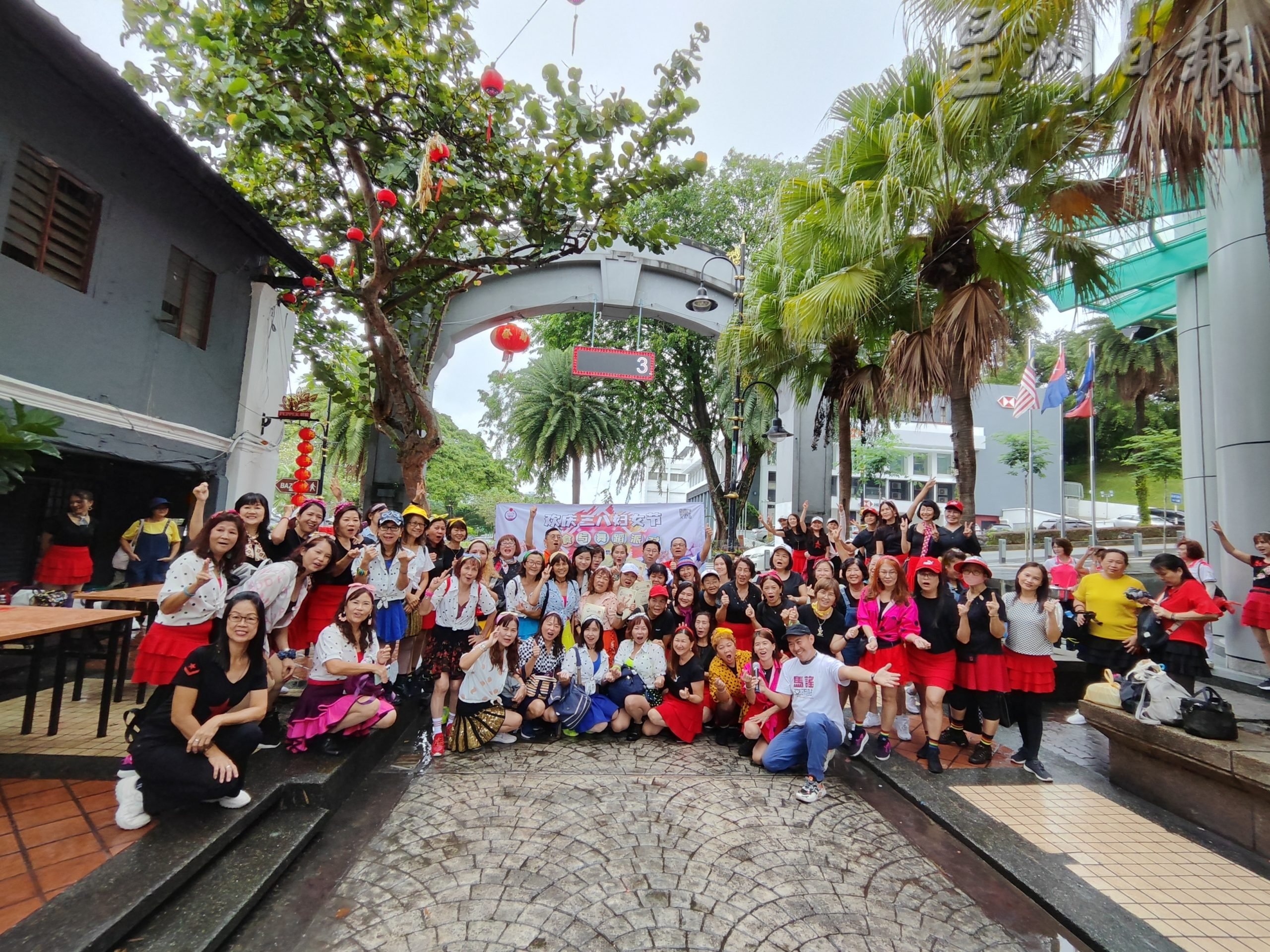 **已签发**柔：社团版头条：新山陈旭年街逾百人共舞，提前庆祝三八妇女节