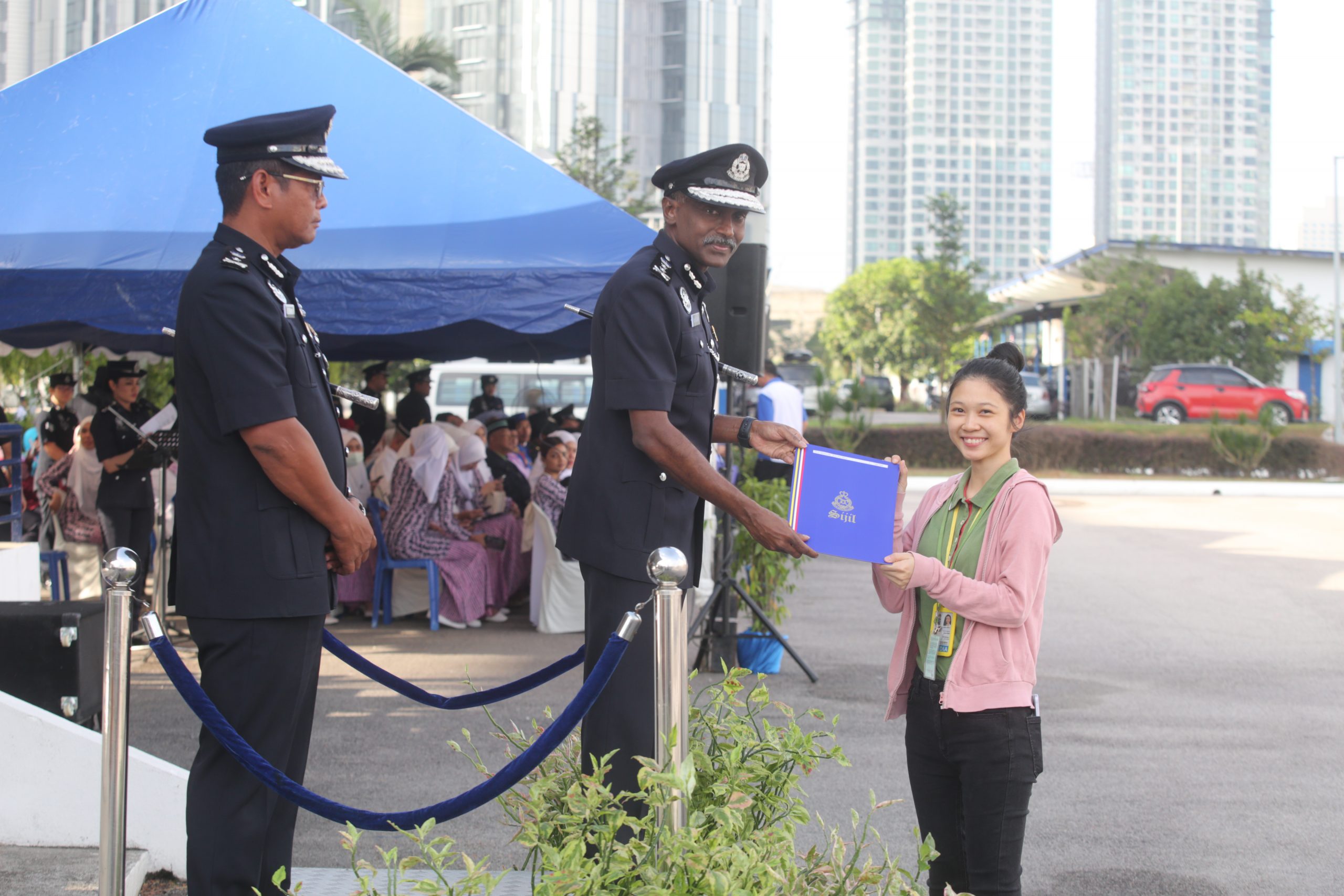 **已簽發**柔：第二版頭條：柔警總部警察日慶典，167人獲柔總警長表揚狀