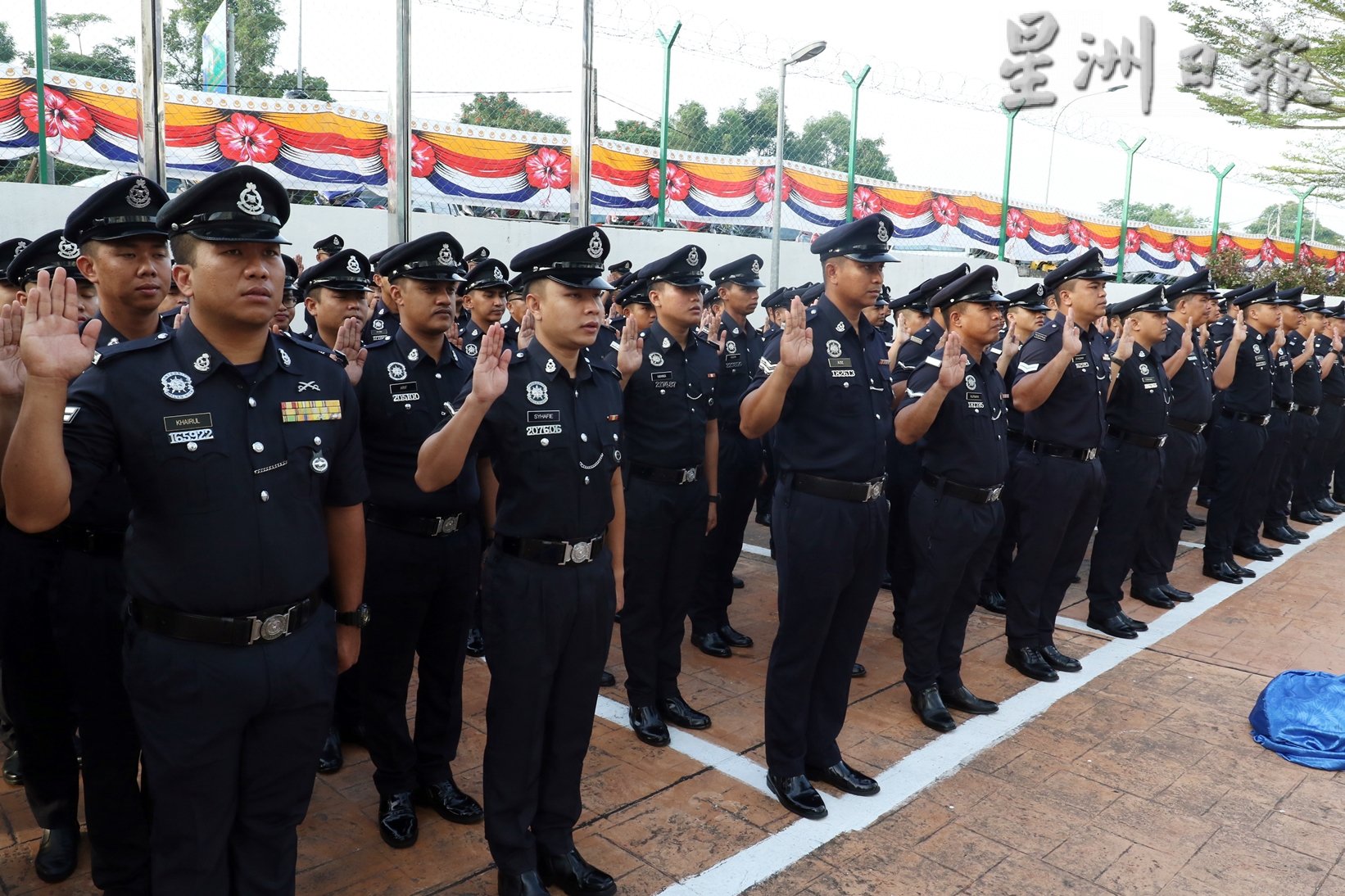 **已签发**柔：第二版次头：新山南区警区颁表扬状，拉勿：打击罪案见成效是各方努力