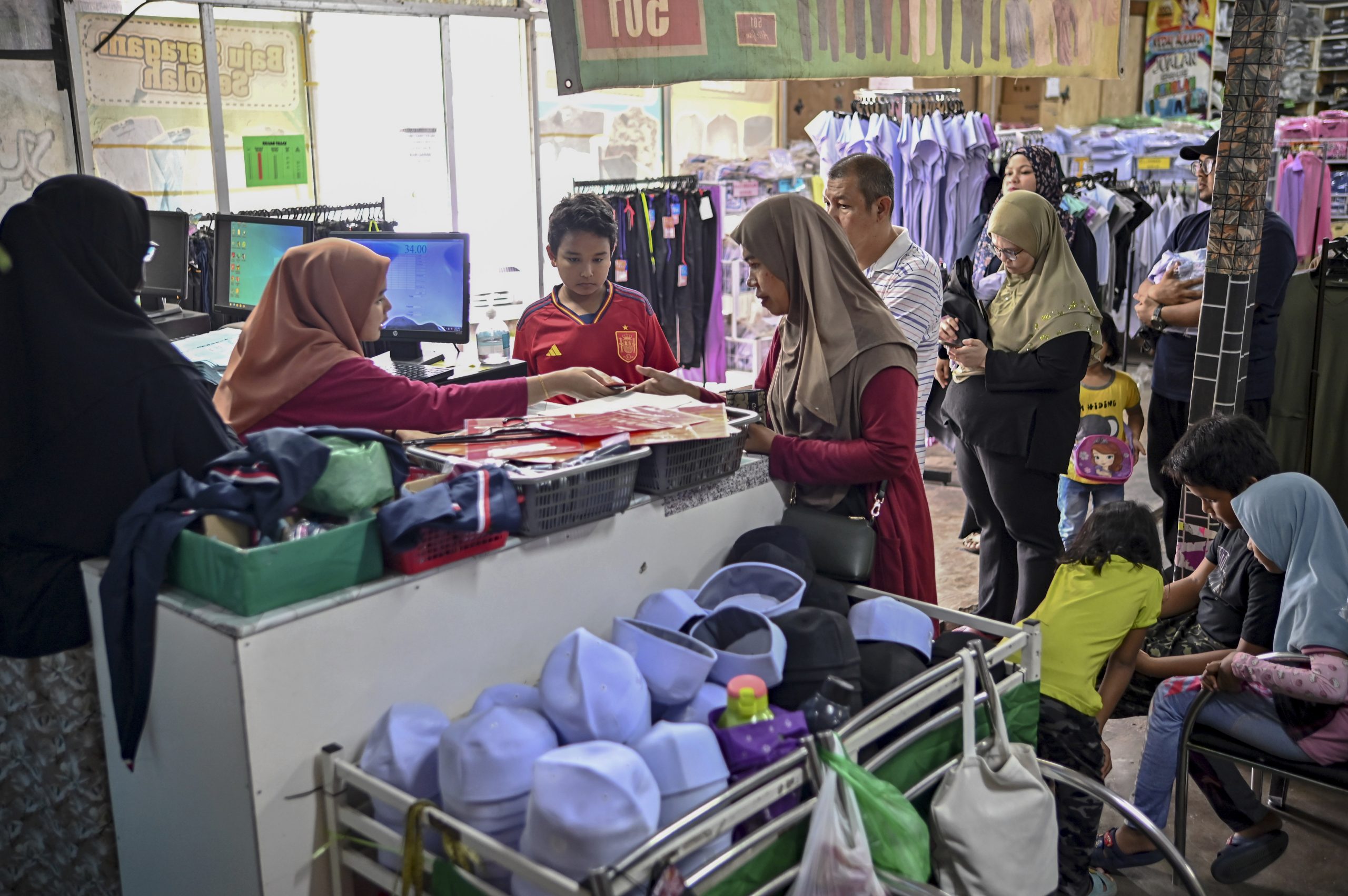 开学日近家长带孩子选购 瓜登校服专卖店人潮多