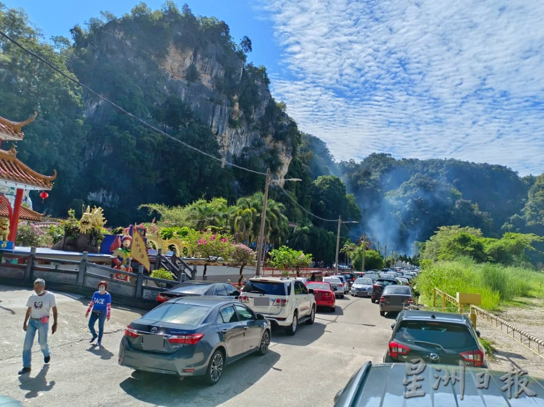 霹：封面主文／清晨烛光 车位难求 伞阵遮阴 义山灵塔现扫墓潮