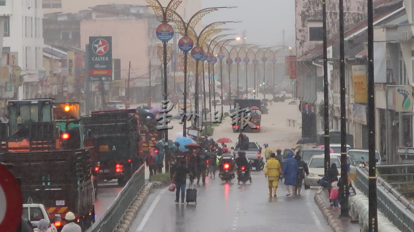 柔长命雨突大水灾 ​灾民漏夜逃 爬屋顶求助