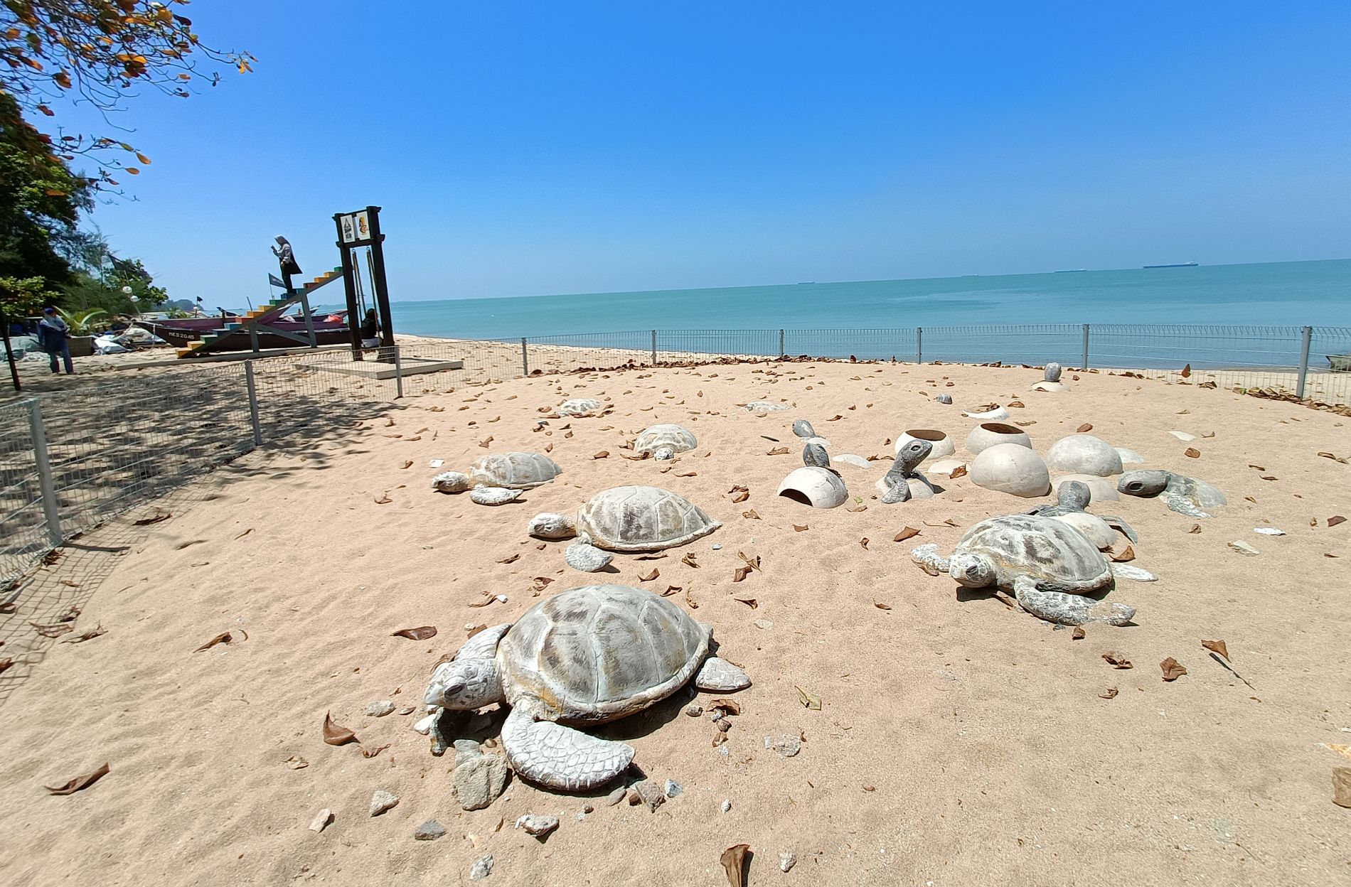 （古城第三版主文）这边：天梯千秋靓丽吸睛·那边：海龟造型残破失色