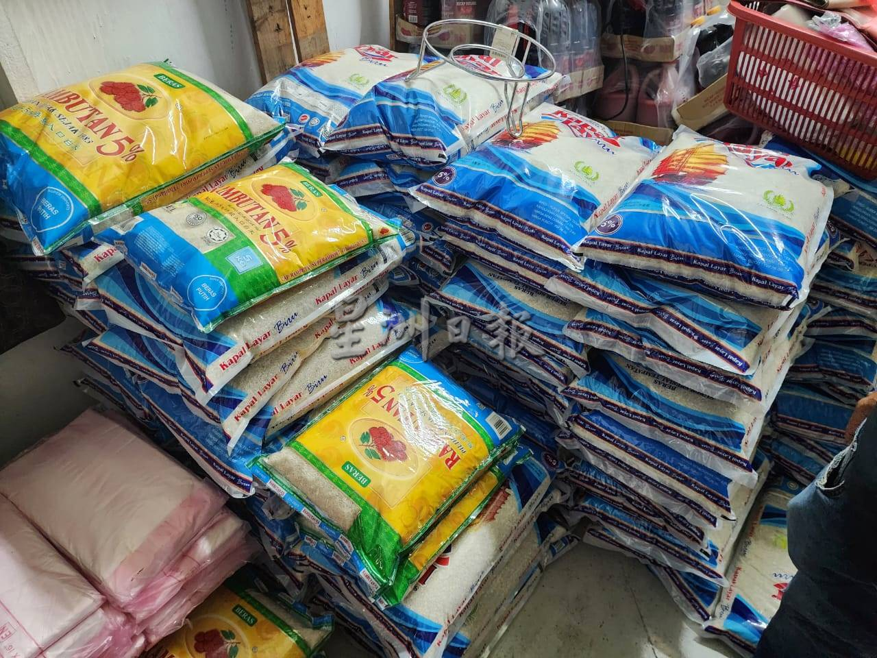 （古城）水灾无情人间有情，梁证法与家人购买米送往水灾区