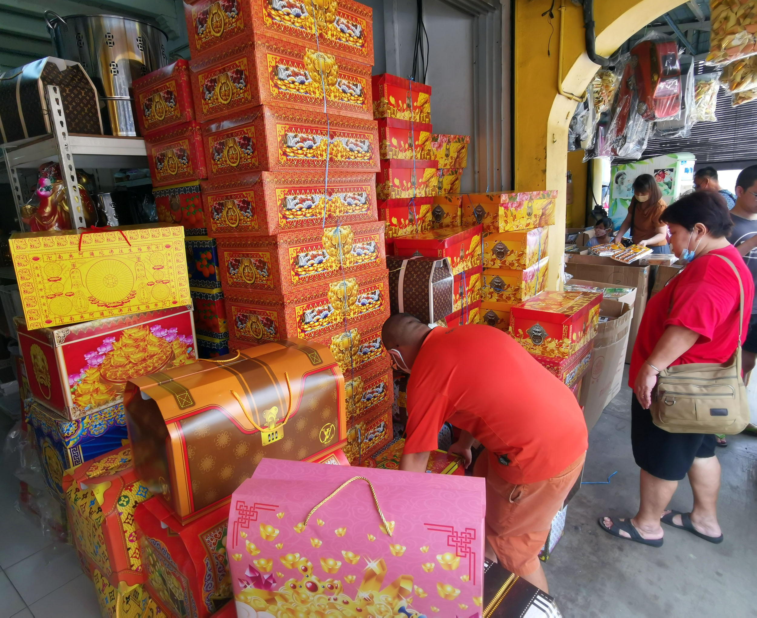 NS主文／清明节近 纸扎祭品掀买气，商家：物品涨价 消费者仍买得积极