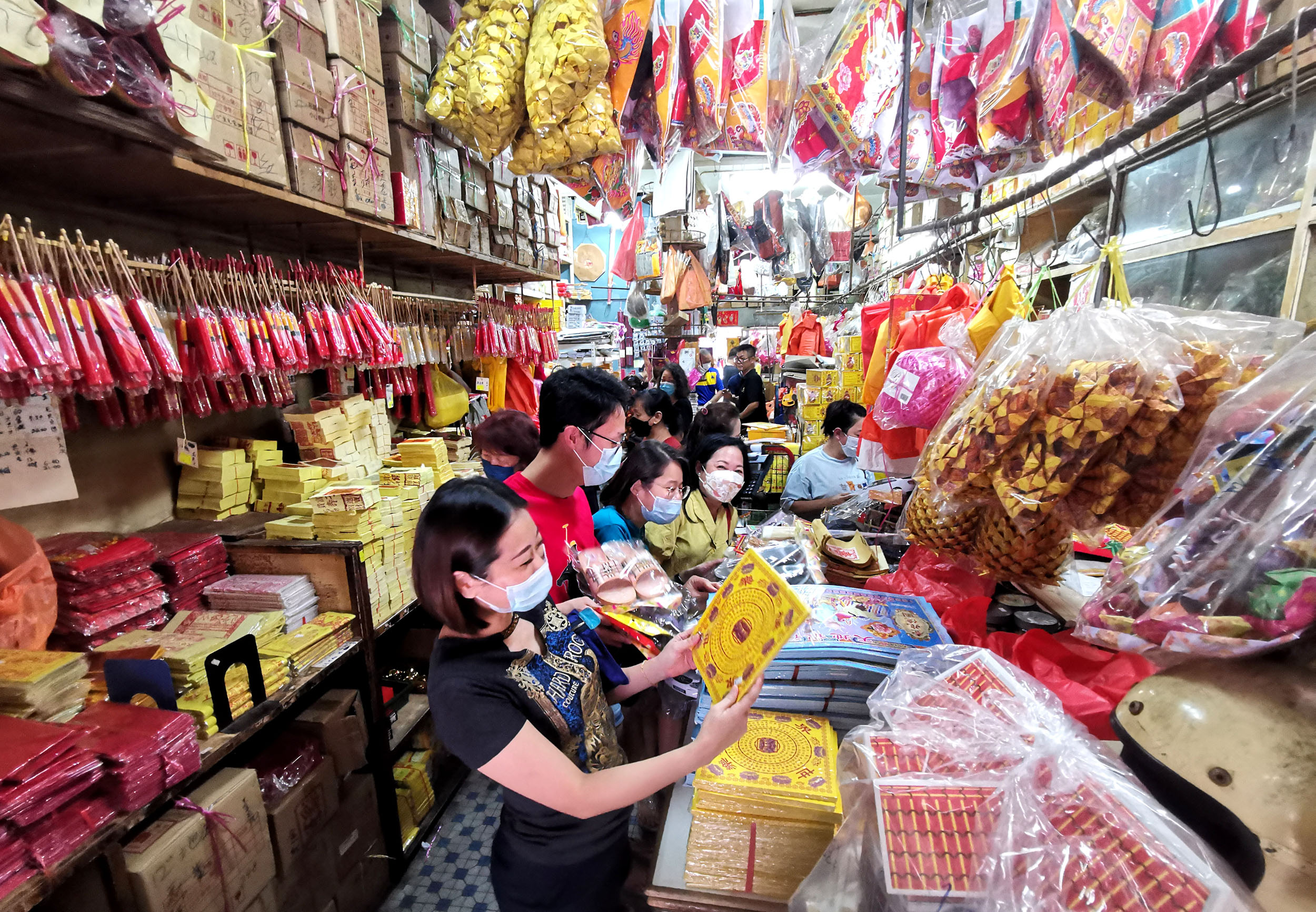 NS主文／清明节近 纸扎祭品掀买气，商家：物品涨价 消费者仍买得积极