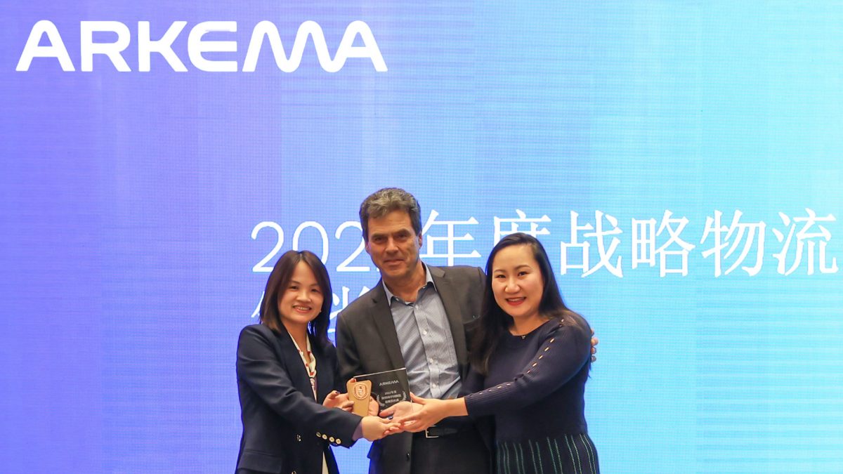 Didier LEBLANC – Regional President Acrylic Monomers Asia presenting the award to GEODIS head of sales and marketing of (Central) China Sally ZHOU (left) and Elva CHEN (GEODIS regional key account manager for the Arkema account in APAC & ME) (right)