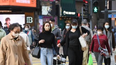 中：乘坐公共交通建议佩戴口罩