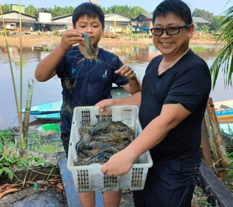  ​熱到大頭蝦也浮河面 村民徒手搶抓蝦