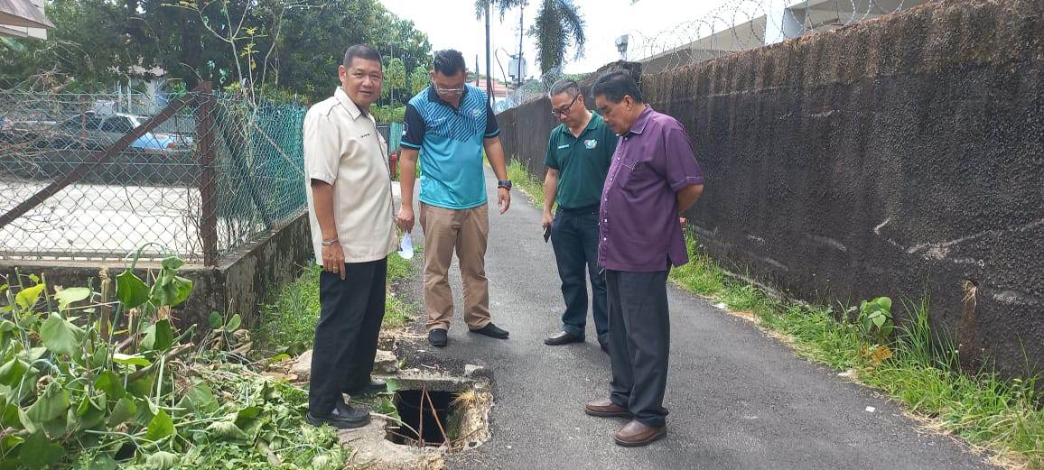 哥打峇鲁市阿达斯巴罗路排水道一个洋灰水沟盖坍塌，露出一支支铁枝，暗藏危机！