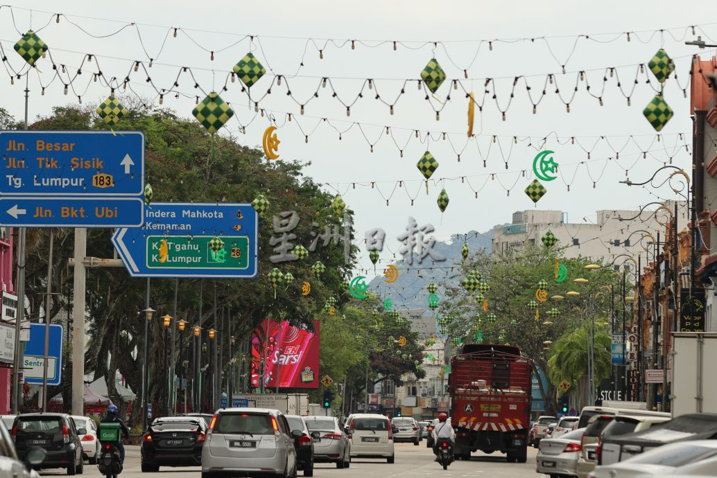 东：开斋节脚步渐进，关丹街道已经出现不同设计的马来粽（Ketupat）及星月的开斋节灯饰