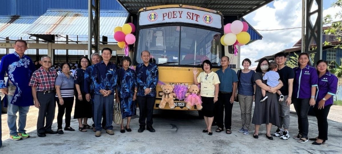 东：浮罗真隆培实华小学生事务副校长张桂莲正式卸下教鞭，挥别她服务了35年的学校，也是打从入职以来，唯一服务过的学校，光荣退休。