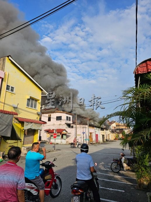 出动逾8辆消拯车灭火 美罗大街家私店火势骇人