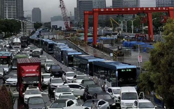 厦门暴雨全城大塞车　BRT车厢积水...有车辆泡水中“刹车灯还亮着”