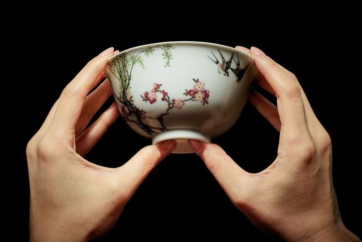 17年前刷新清朝瓷器纪录”乾隆珐琅彩碗”苏富比拍卖1.11亿易主- 国际 