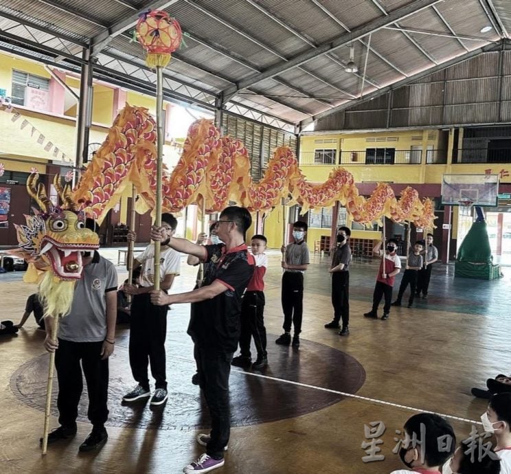 柔：今日面谱（4月27日见报）：李伟强进华小开班授徒， 培训教练发扬龙狮文化