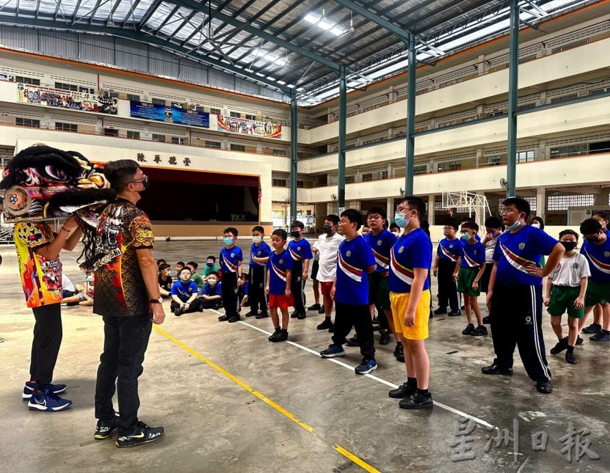 柔：今日面谱（4月27日见报）：李伟强进华小开班授徒， 培训教练发扬龙狮文化