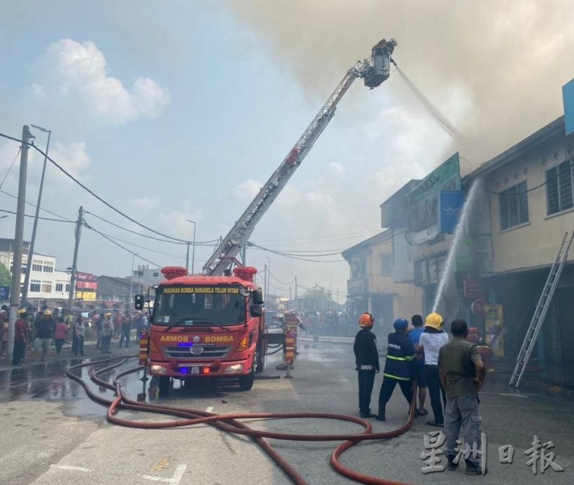 疑有人纵火 冷甲市手机店烧毁 