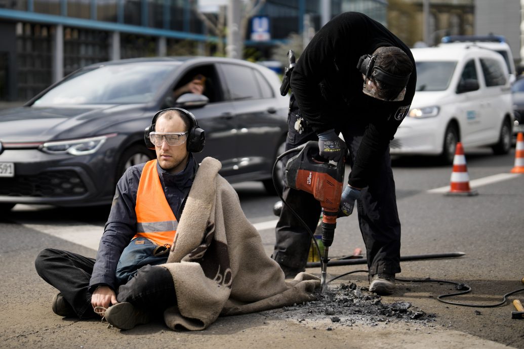 看世界／气候运动人士黏马路妨碍交通 柏林路口冲突火爆