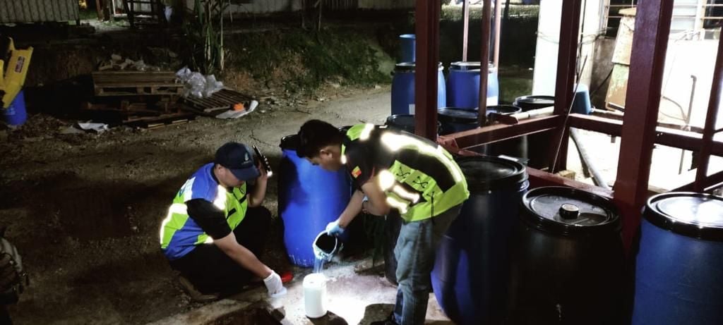 贡河河水竟变蓝色 雪水务机构及时行动防断水